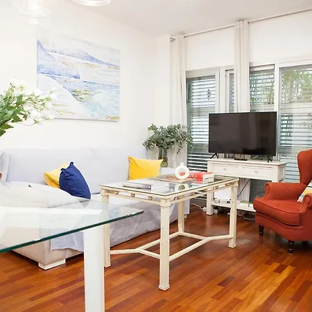 Charming With Pool And Garage شقة