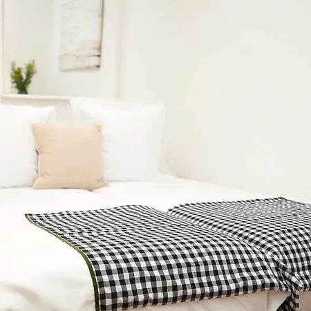 Charming With Pool And Garage Апартаменты *